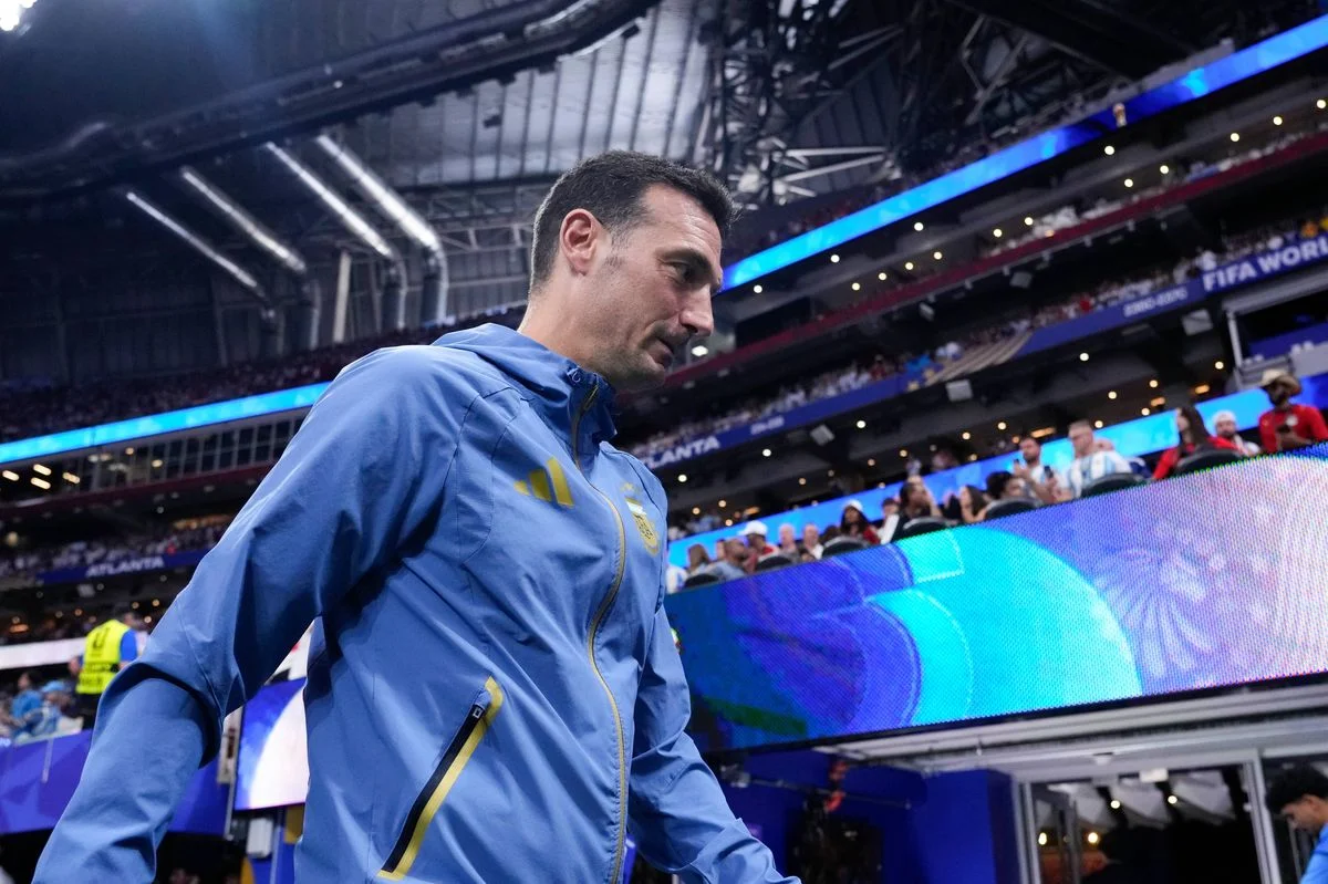 Lionel Scaloni, head coach of Argentina walks into the tunnel